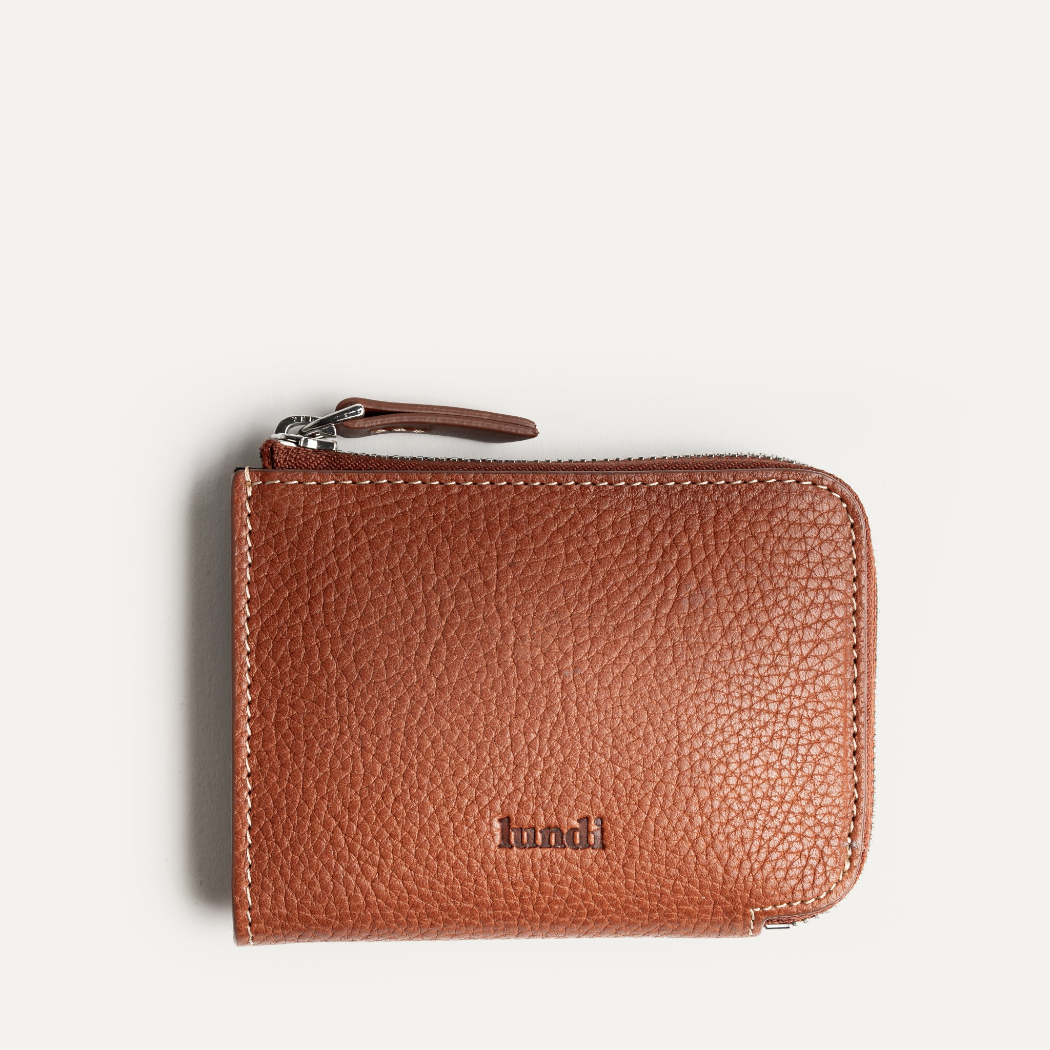 Portefeuille homme cuir de couleur cognac compact zippé, compartiments cartes, billets et pièce d’identité.