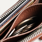 Porte monnaie femme avec une poche centrale pour pièces.