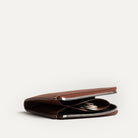 Portefeuille homme cuir avec une fermeture zip et une poche centrale pour pièces.