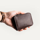 Portefeuille homme cuir Clovis tenu en main – format compact pour un usage quotidien.