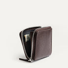 Porte feuille femme ou homme en cuir marron – espace intérieur avec billets et poches cartes.