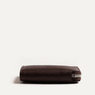 Vue latérale du portefeuille en cuir Clovis – leather wallet slim profile.