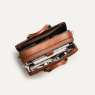 Cartable cuir homme CONALLY avec compartiment dressing équipé d’une sangle élastiquée pour maintenir les vêtements et bureau.