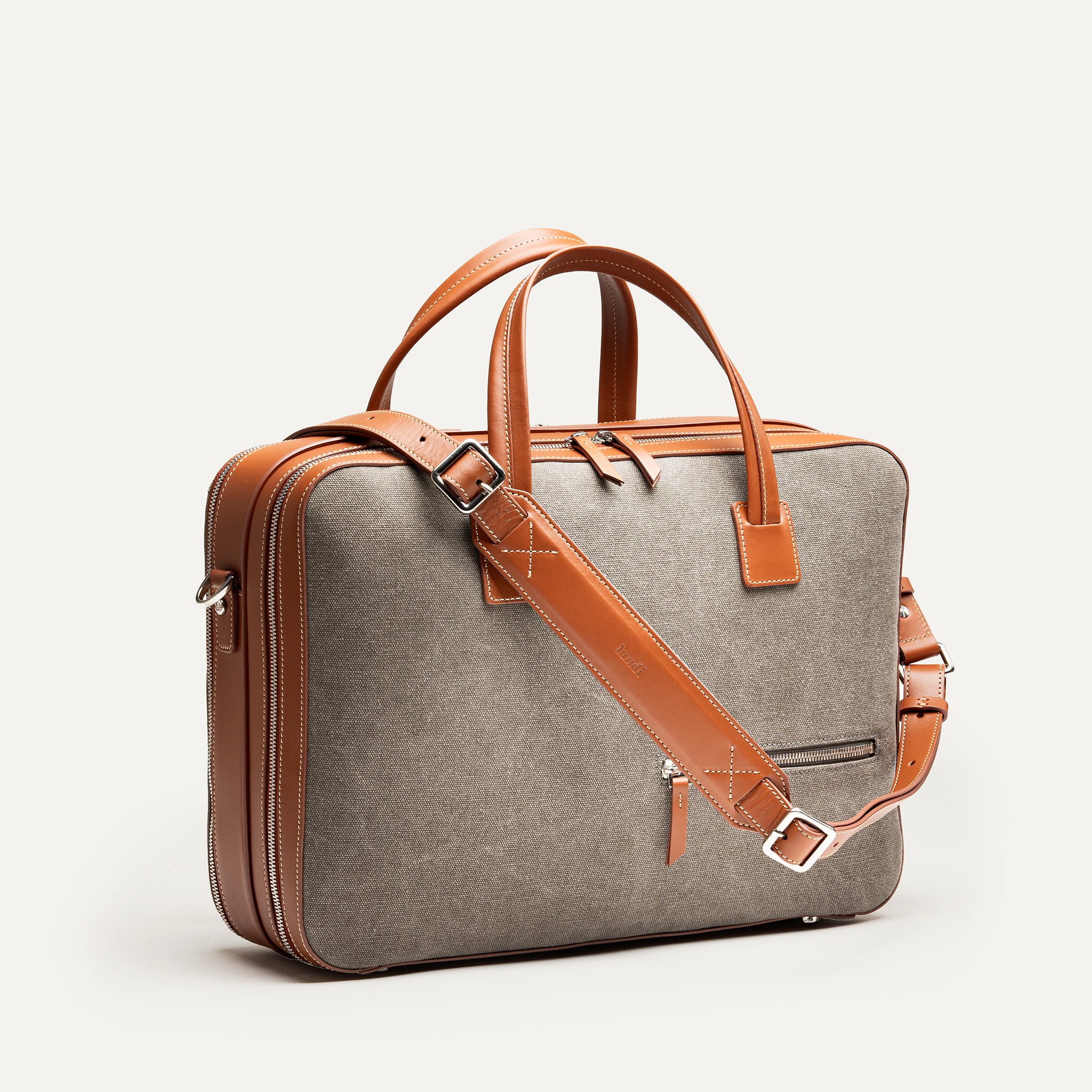 Sac à bandoulière homme CONALLY avec une bandoulière amovible et réglable en cuir cognac