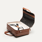 Sac à main homme en cuir et toile avec un compartiment unique pour ranger une chemise de change.