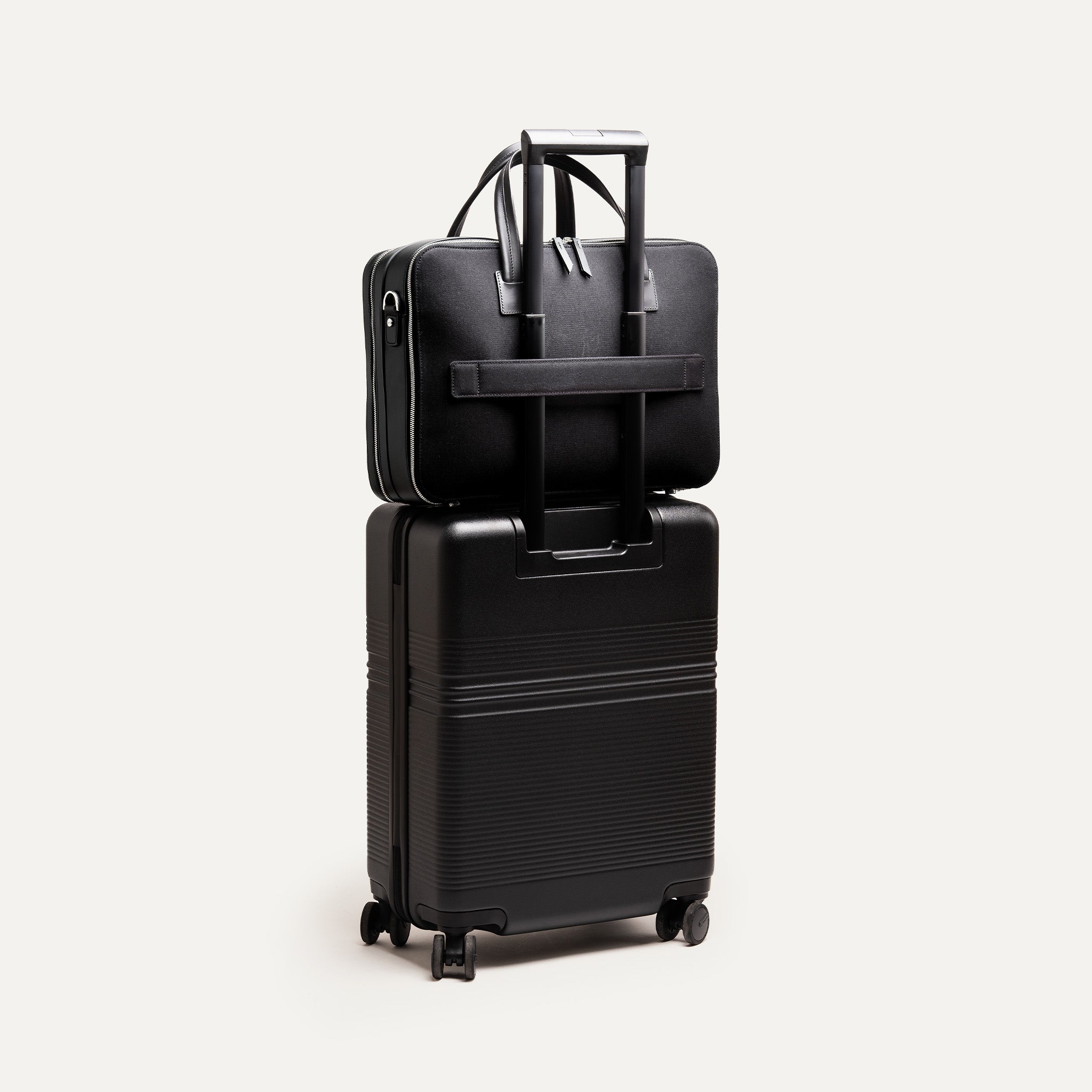 Briefcase pensé par lundi pour être pratique même en déplacement avec son passant trolley.