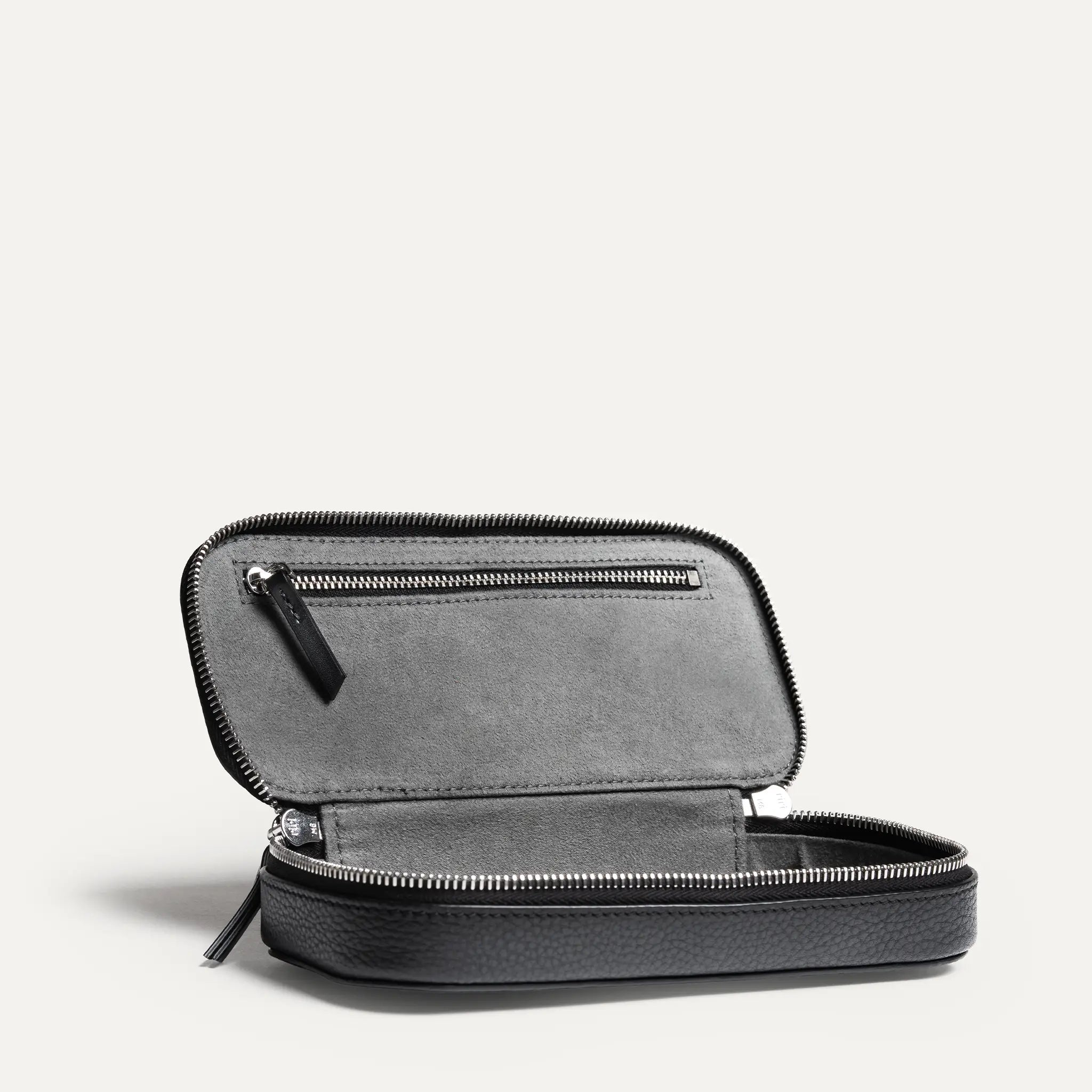 Vue intérieur de notre trousse de toilette en cuir grainé. L'intérieur est en Alcantara.