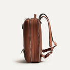 Sac à dos de voyage homme au format compact, design fin avec rangements discrets pour 36 heures