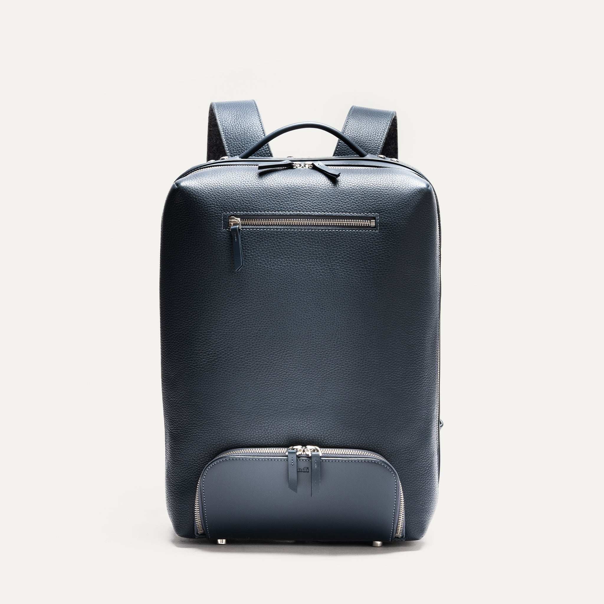 Sac à dos pour homme au design épuré, en cuir pleine fleur avec finitions haut de gamme