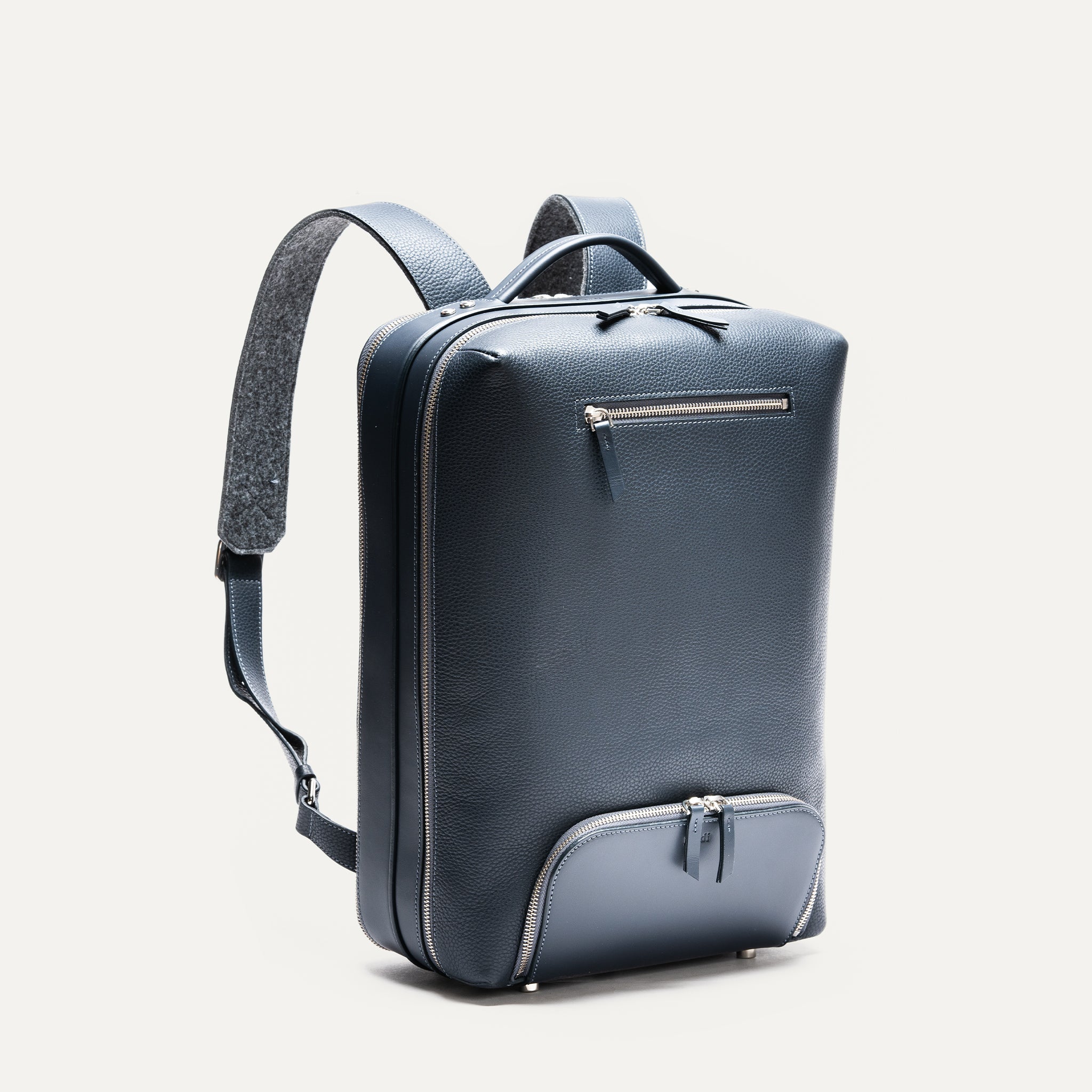 Sac à dos homme cuir minimaliste bleu marine, design élégant pour un usage urbain ou professionnel