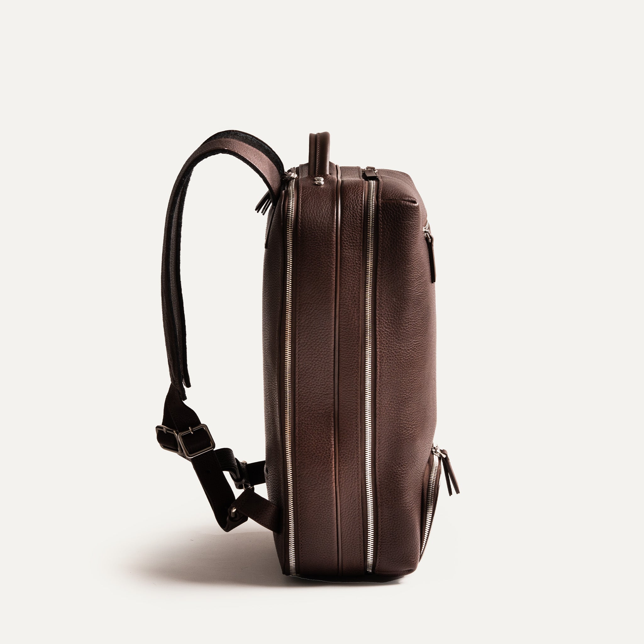 Sac à dos tendance homme en cuir marron, allure urbaine et élégante