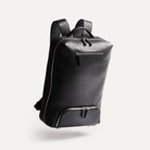 sac à dos urbain homme en cuir noir, silhouette structurée et élégante.