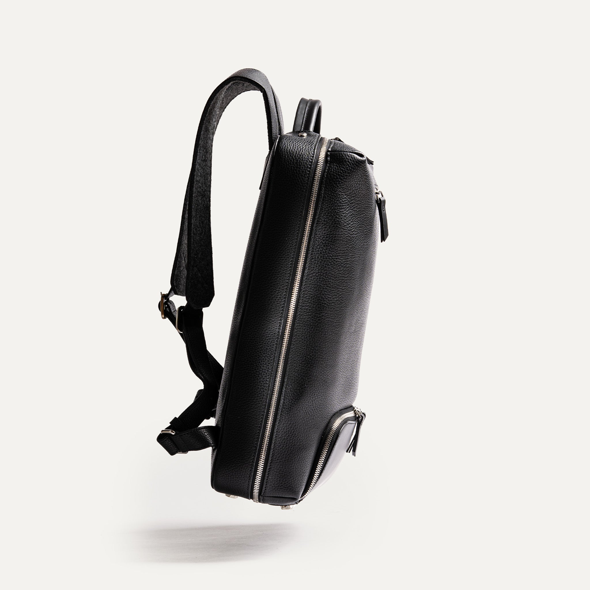 sac à dos en cuir homme avec profil compact, idéal comme bagage cabine.