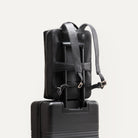 valise sac à dos cabine en cuir noir, pratique pour les voyages business.