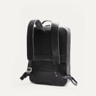 sac à dos en cuir noir pour homme avec bretelles ergonomiques et passant trolley.