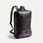 sac à dos homme en cuir noir, design chic et minimaliste pour un usage urbain.