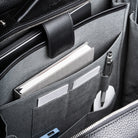 Organisation intérieure d’un petit sac à dos pour homme, compartiments stylés et pratiques.