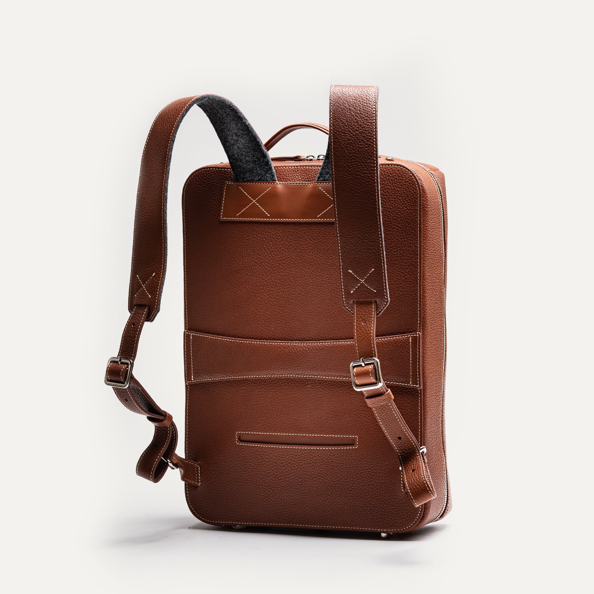 Sac à dos homme en cuir avec bretelles ajustables et passant pour les valises.