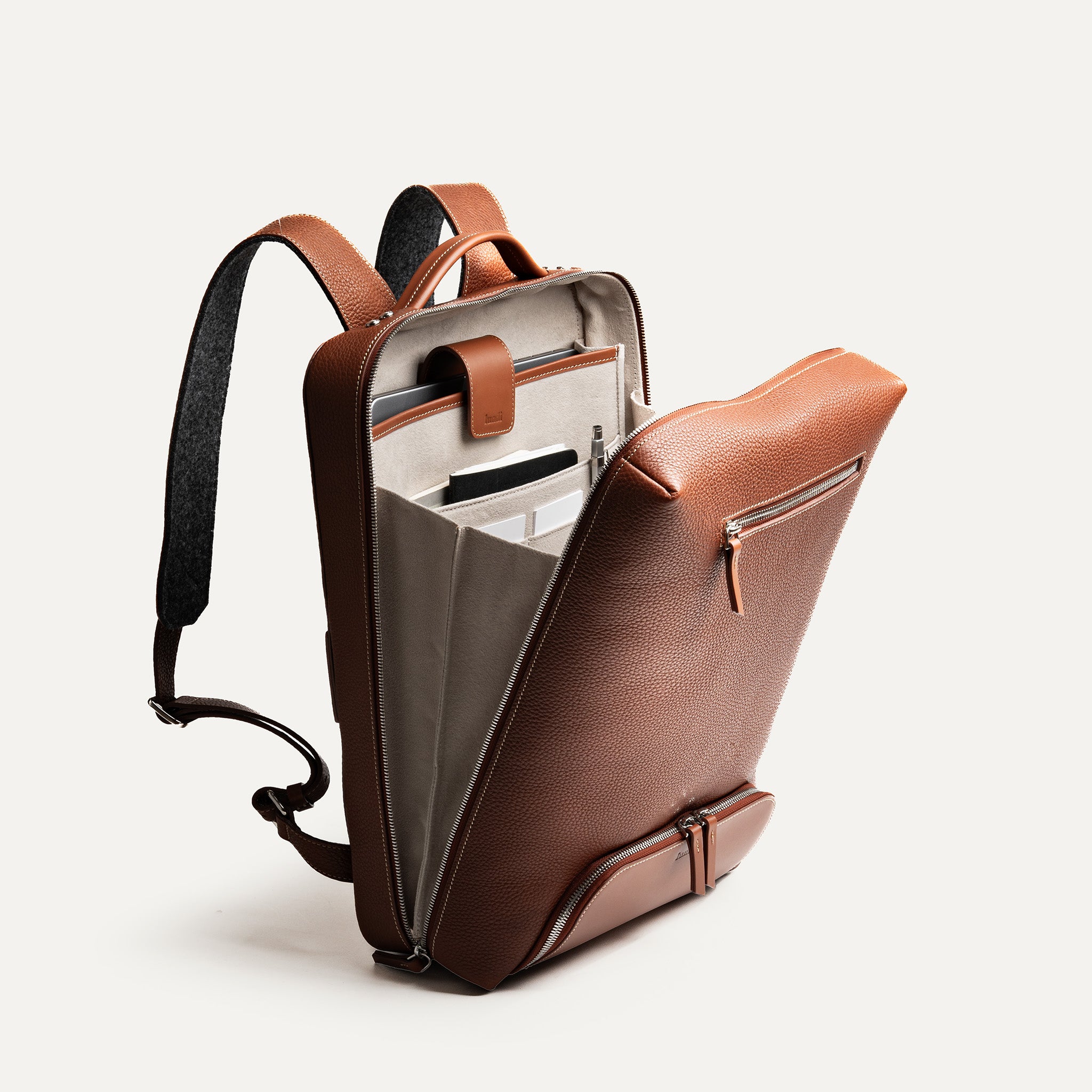 Intérieur d’un sac à dos ordinateur homme, compartiments pratiques et finition haut de gamme.