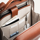 Organisation intérieure du sac à dos ordinateur lundi, avec poches pour accessoires tech et carnet.