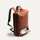 Sac à dos de voyage homme en cuir avec compartiment pratique pour accessoires tech.