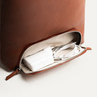 Poche zippée d’un sac à dos homme avec chargeur, pensée pour le quotidien connecté.