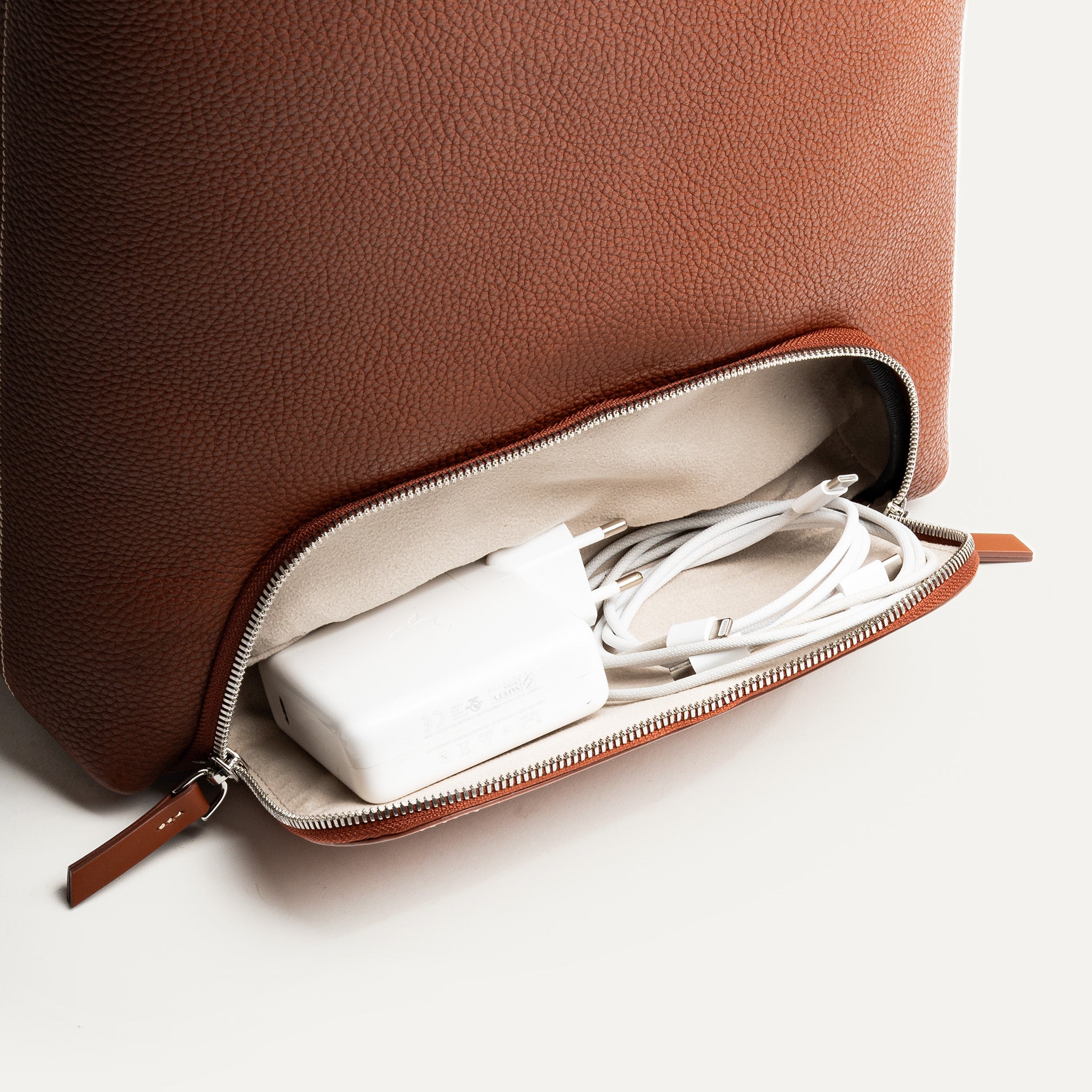 Poche zippée d’un sac à dos homme avec chargeur, pensée pour le quotidien connecté.
