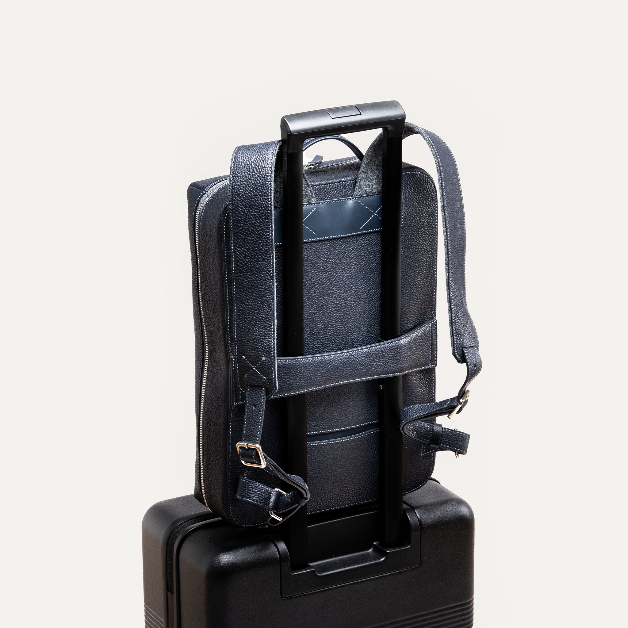 sac à dos cabine avion 40x20x25 en cuir homme, idéal pour les déplacements professionnels.