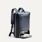 sac à dos tendance homme avec poche basse pour accessoires tech et chargeurs.