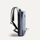sac à dos pour ordinateur en cuir bleu, silhouette fine et urbaine, parfaite au bureau.