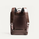 Vue arrière d’un sac à dos cuir homme avec bretelles ajustables et finition en cuir grainé.