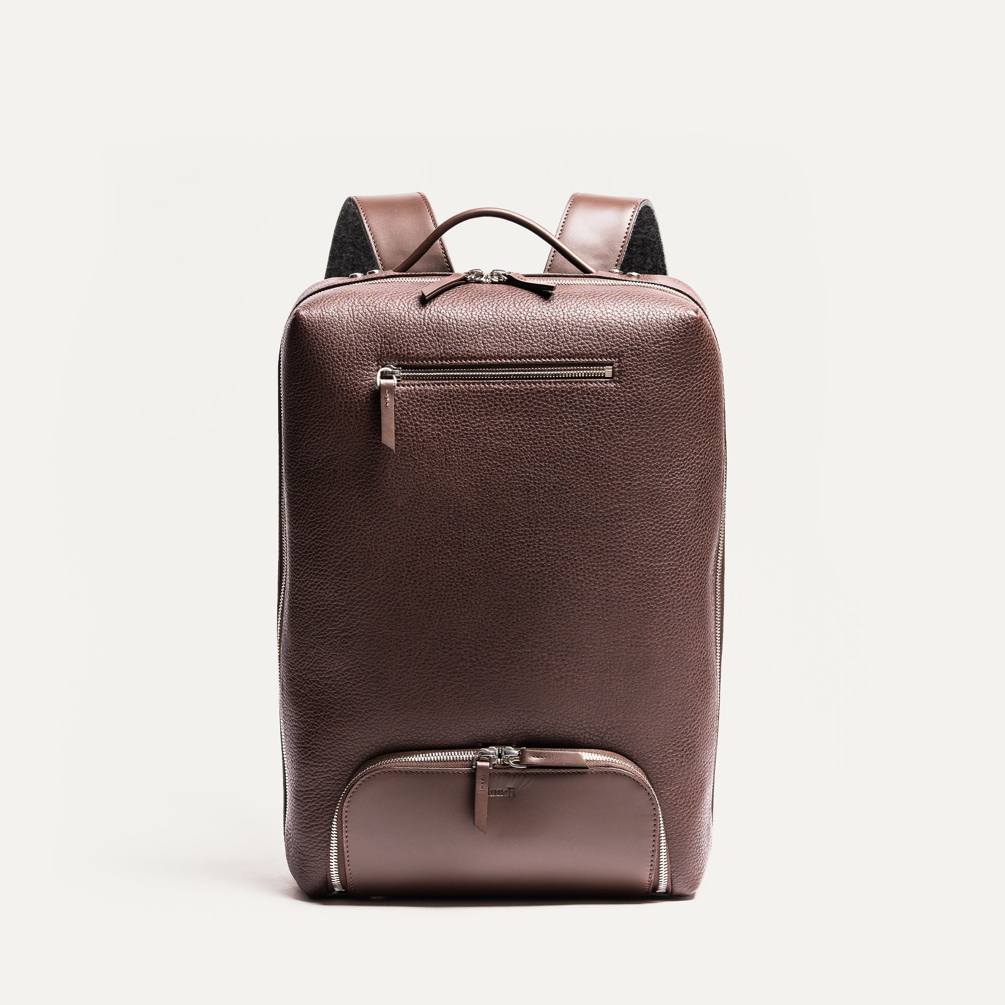 Sac à dos cuir homme marron foncé, poches zippées et look professionnel.