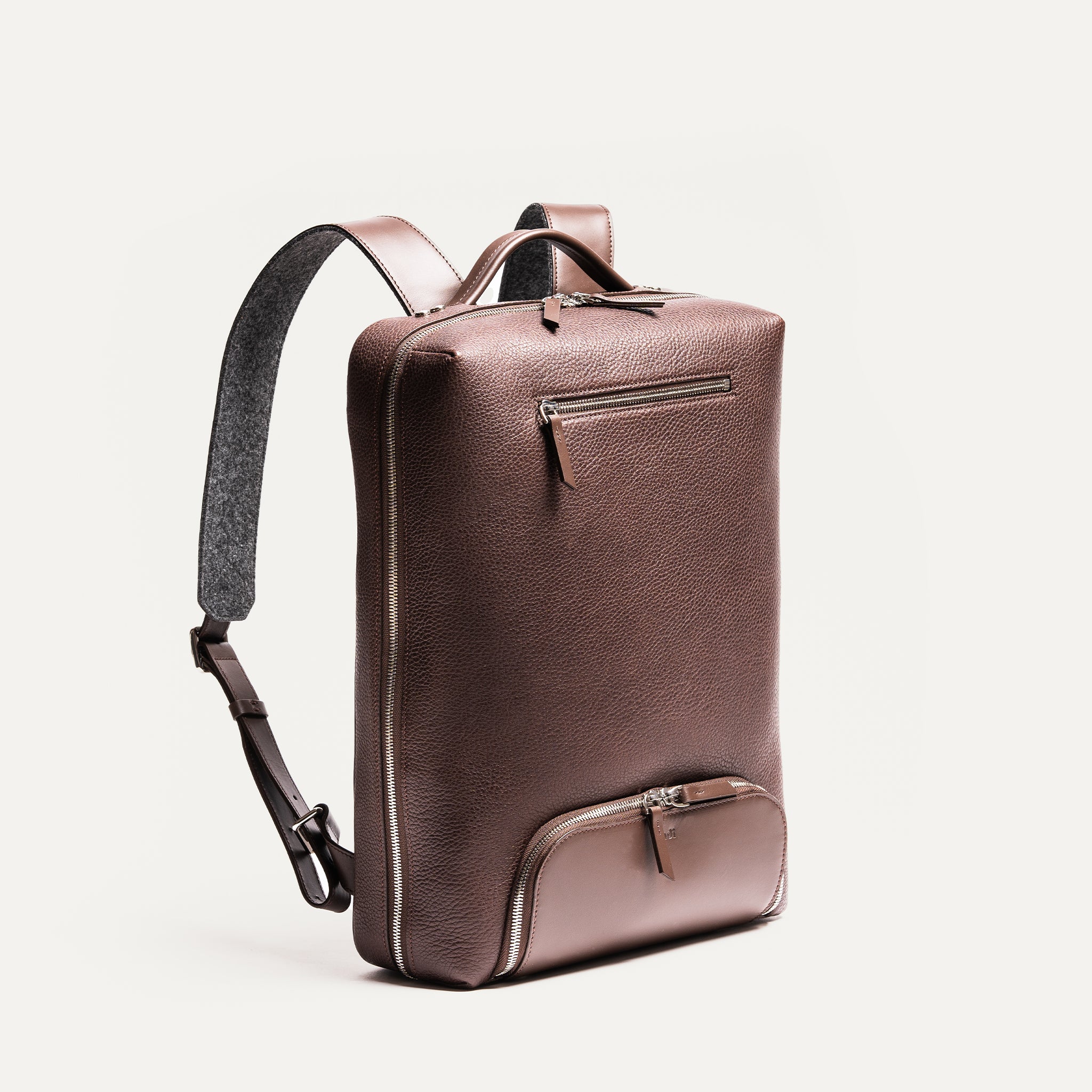 Sac à dos cuir homme de luxe en cuir marron, design élégant et minimaliste, idéal pour le travail ou les déplacements professionnels.
