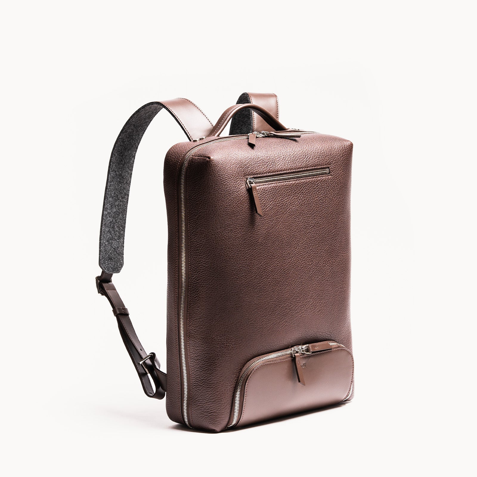 Sac à dos cuir homme de luxe en cuir marron, design élégant et minimaliste, idéal pour le travail ou les déplacements professionnels.