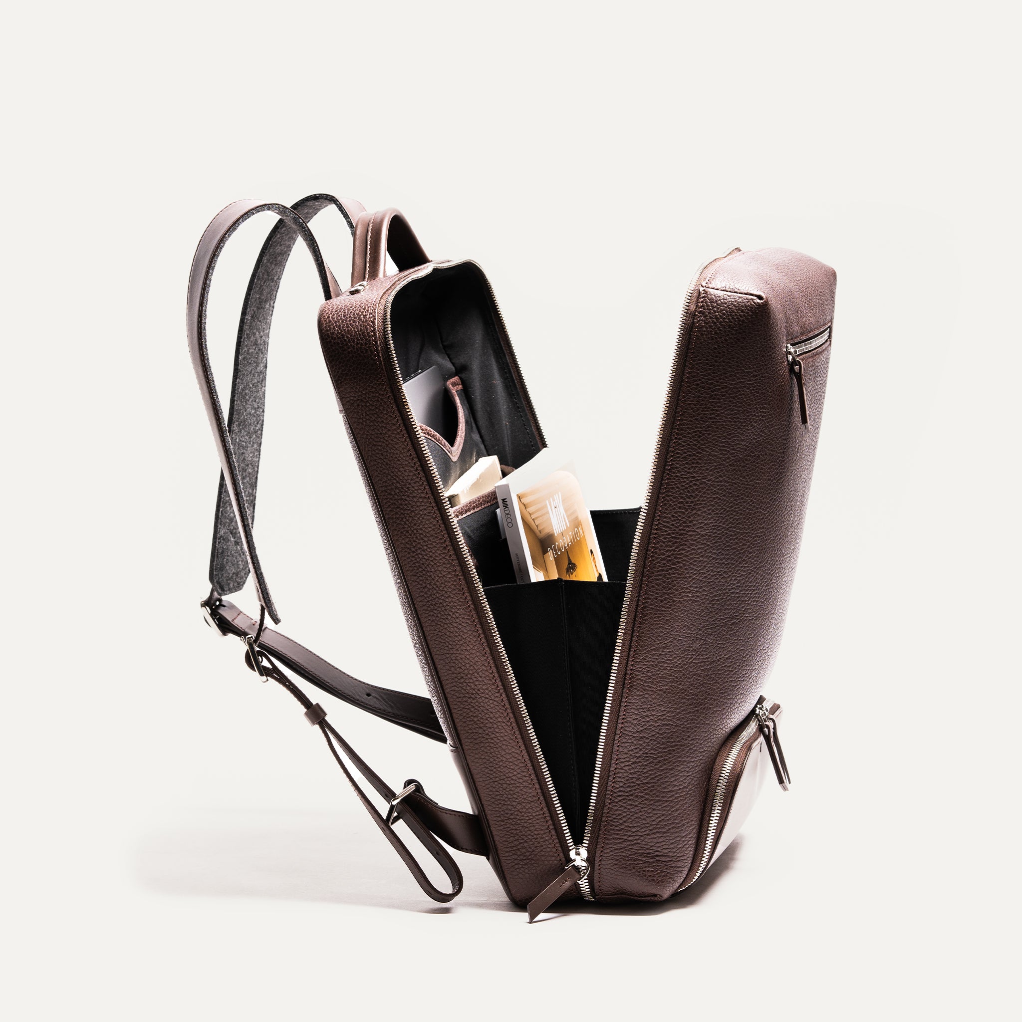 Intérieur spacieux d’un sac à dos cuir homme avec compartiments pour livres et accessoires.