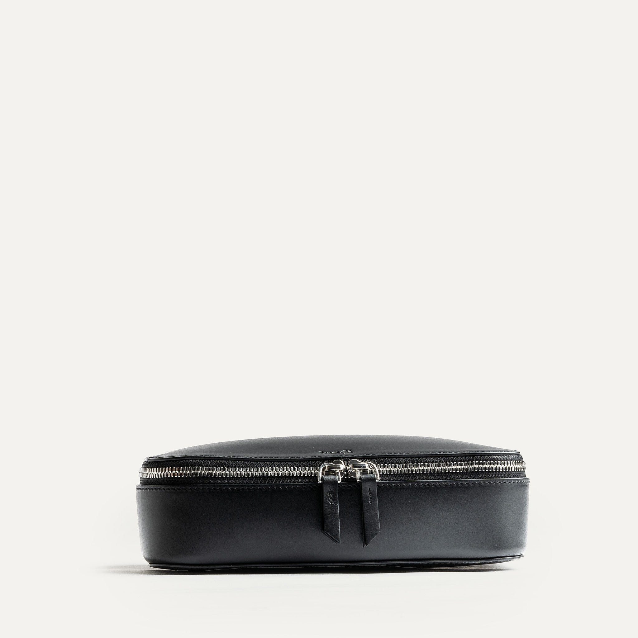 Vu de devant de la trousse de toilette homme luxe de lundi en cuir noir.