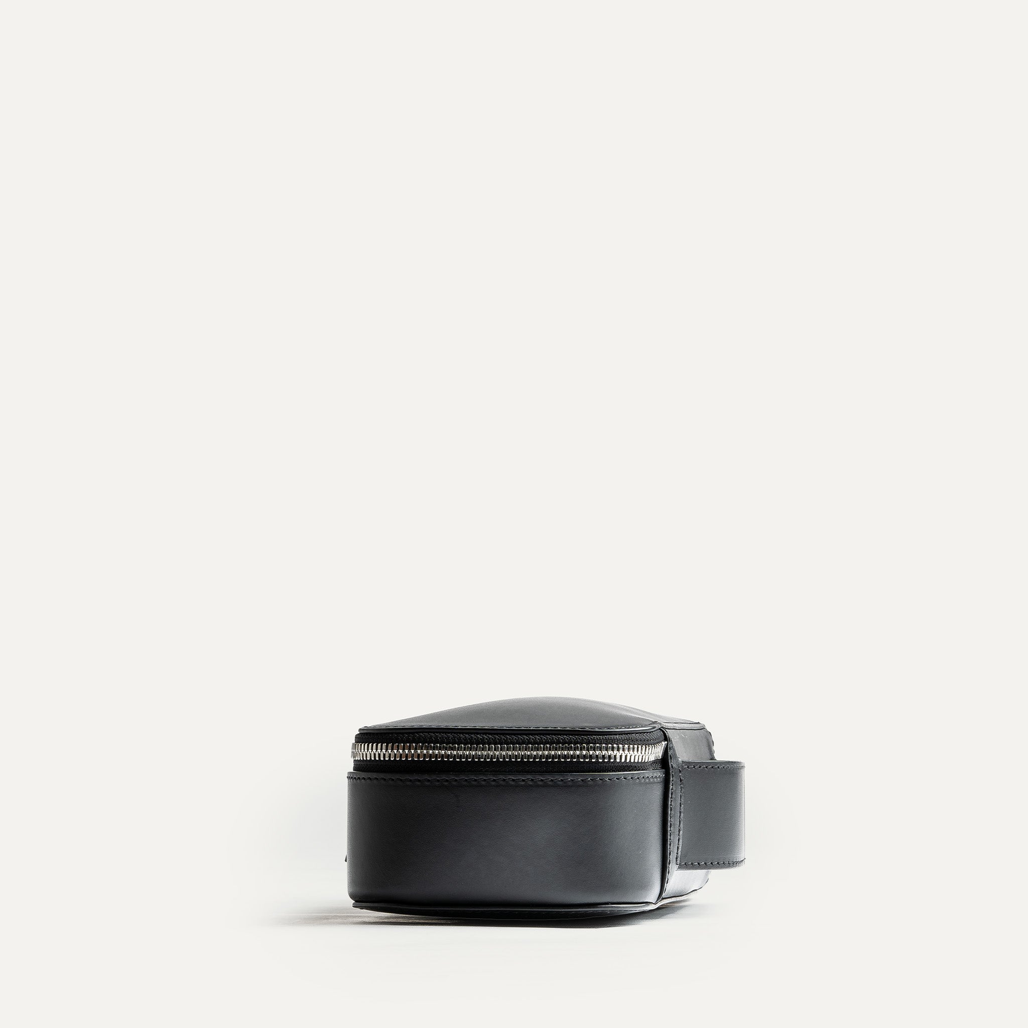 lundi conçois des trousses de toilettes ultra fonctionnelles avec une poignée intégrée.