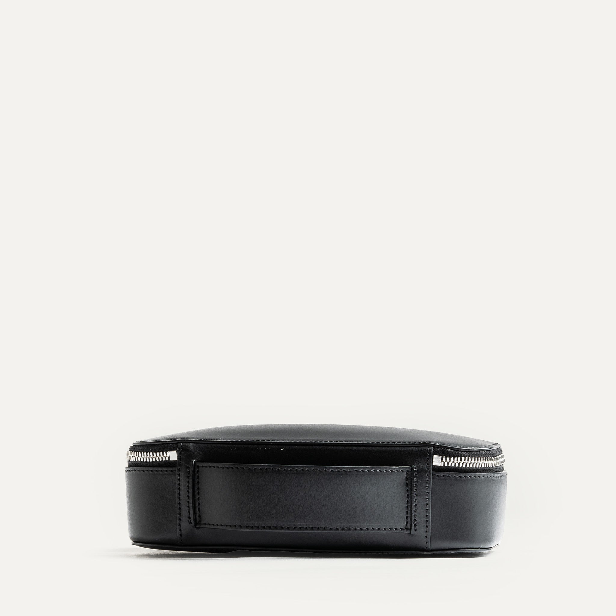 Vue arrière avec poignée intégrée de la trousse de toilette GINA II.