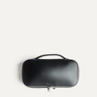 Vu de dessus de la trousse de toilette homme luxe pensé par lundi en cuir noir.