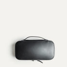 Vu de dessous de la trousse de toilette de luxe femme pensé par lundi.