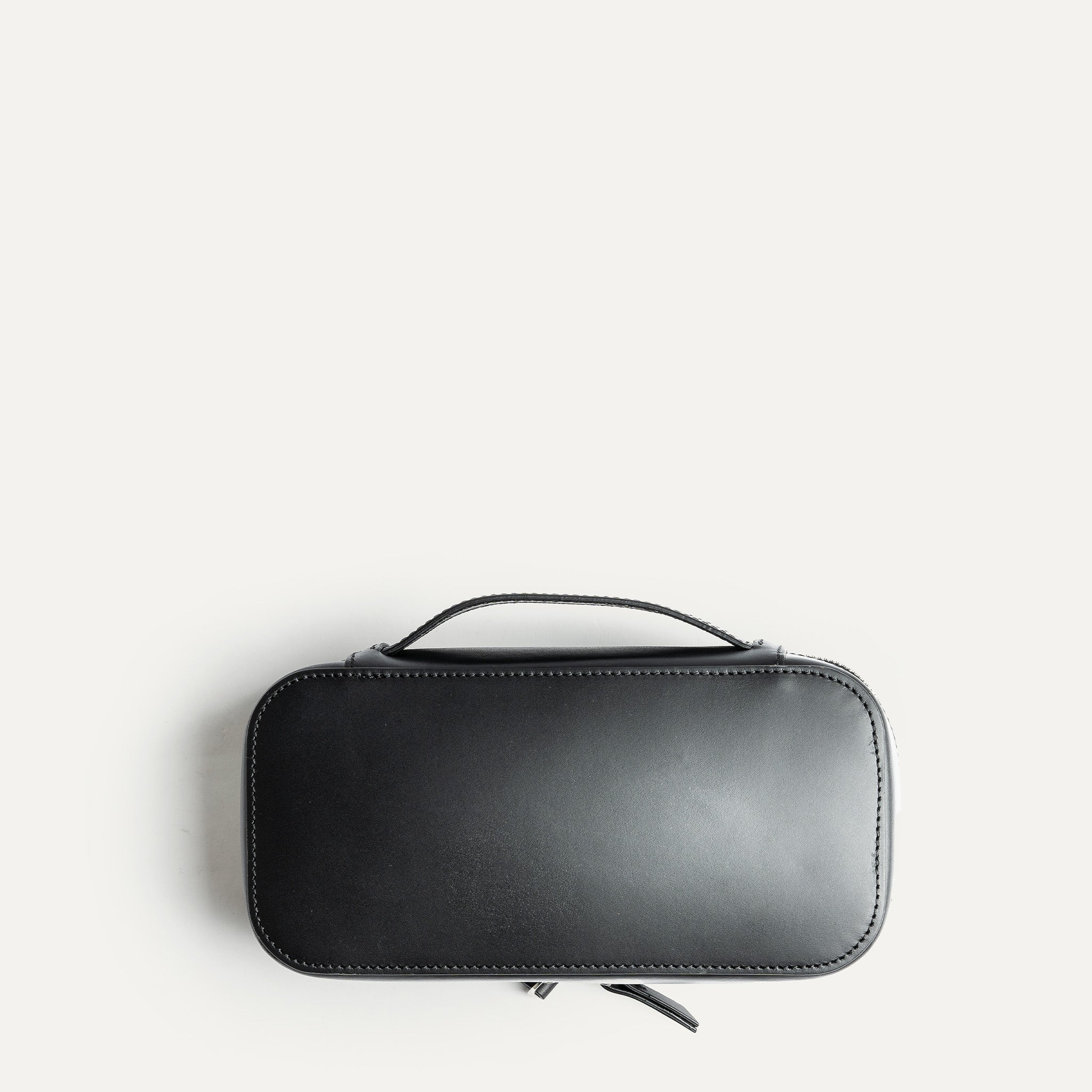 Vu de dessous de la trousse de toilette de luxe femme pensé par lundi.