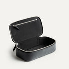 Vu intérieur de la trousse de toilette homme en cuir noir pensé par lundi pour être pratique et élégante.