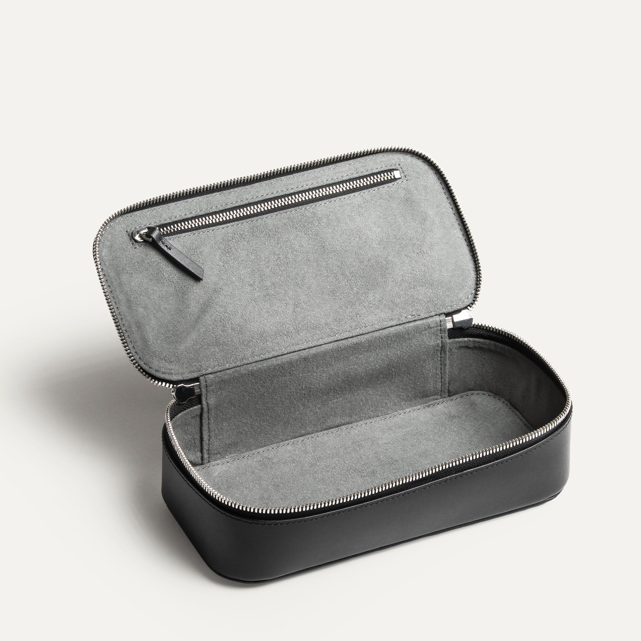 Vu intérieur de la trousse de toilette homme en cuir noir pensé par lundi pour être pratique et élégante.