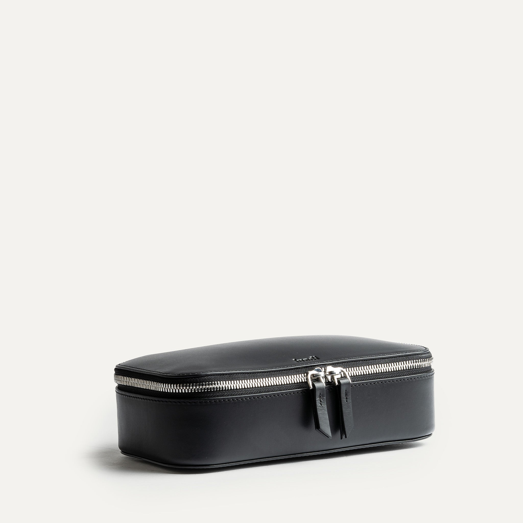 Trousse de toilette homme luxe en cuir noir parfaite pour un style sobre et élégant.
