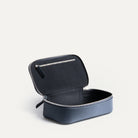 Grande trousse de toilette avec compartiment intérieur vide et poche zippée pour accessoires.