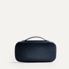 Trousse de toilette femme en cuir bleu marine, vue arrière avec poignée intégrée.