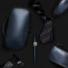 Mise en scène élégante d'une trousse de toilette de luxe en cuir avec accessoires de mode masculins.