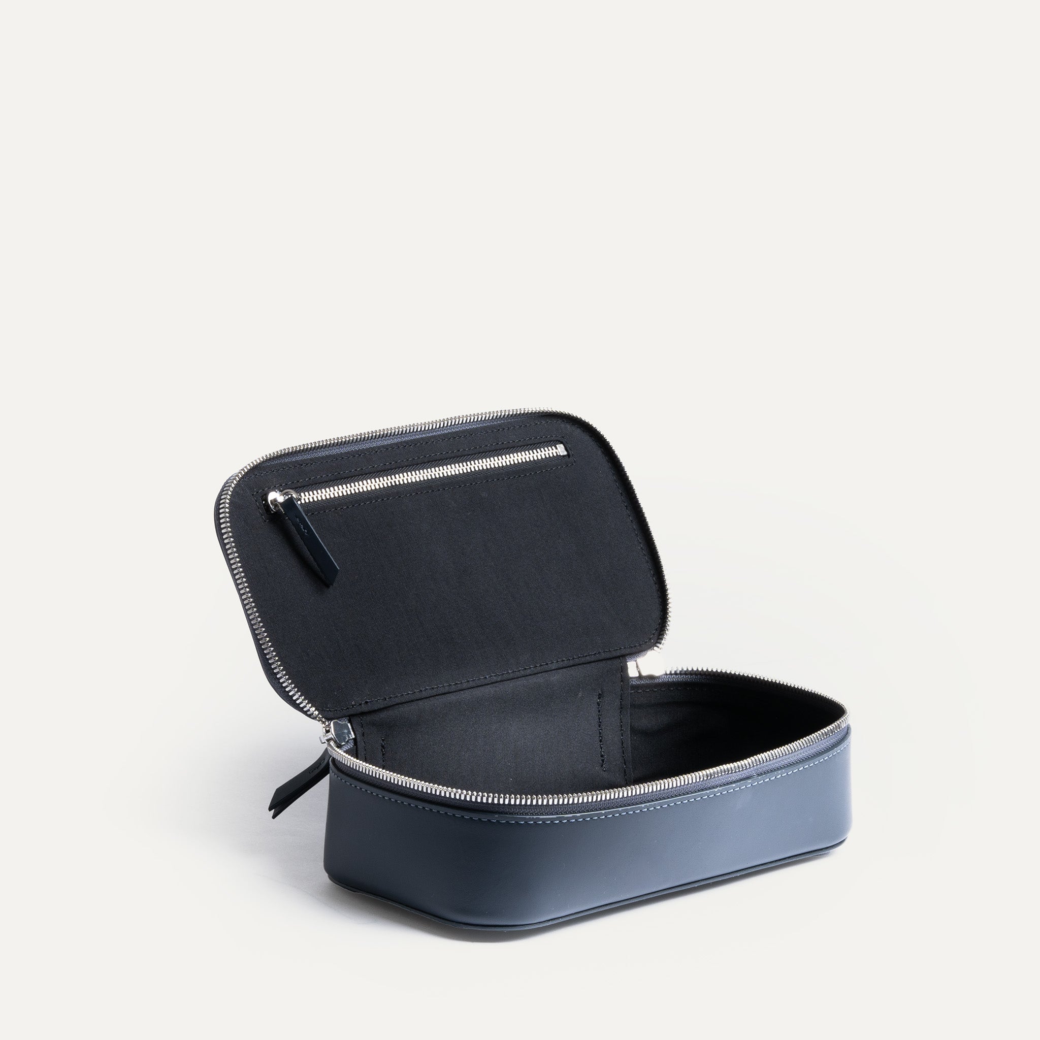 Trousse de toilette cuir pour homme pensé par lundi pour être pratique et fonctionnel.