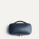 Vue de dessus d'une trousse de toilette cuir pour homme avec poignée de transport et fermeture éclair.