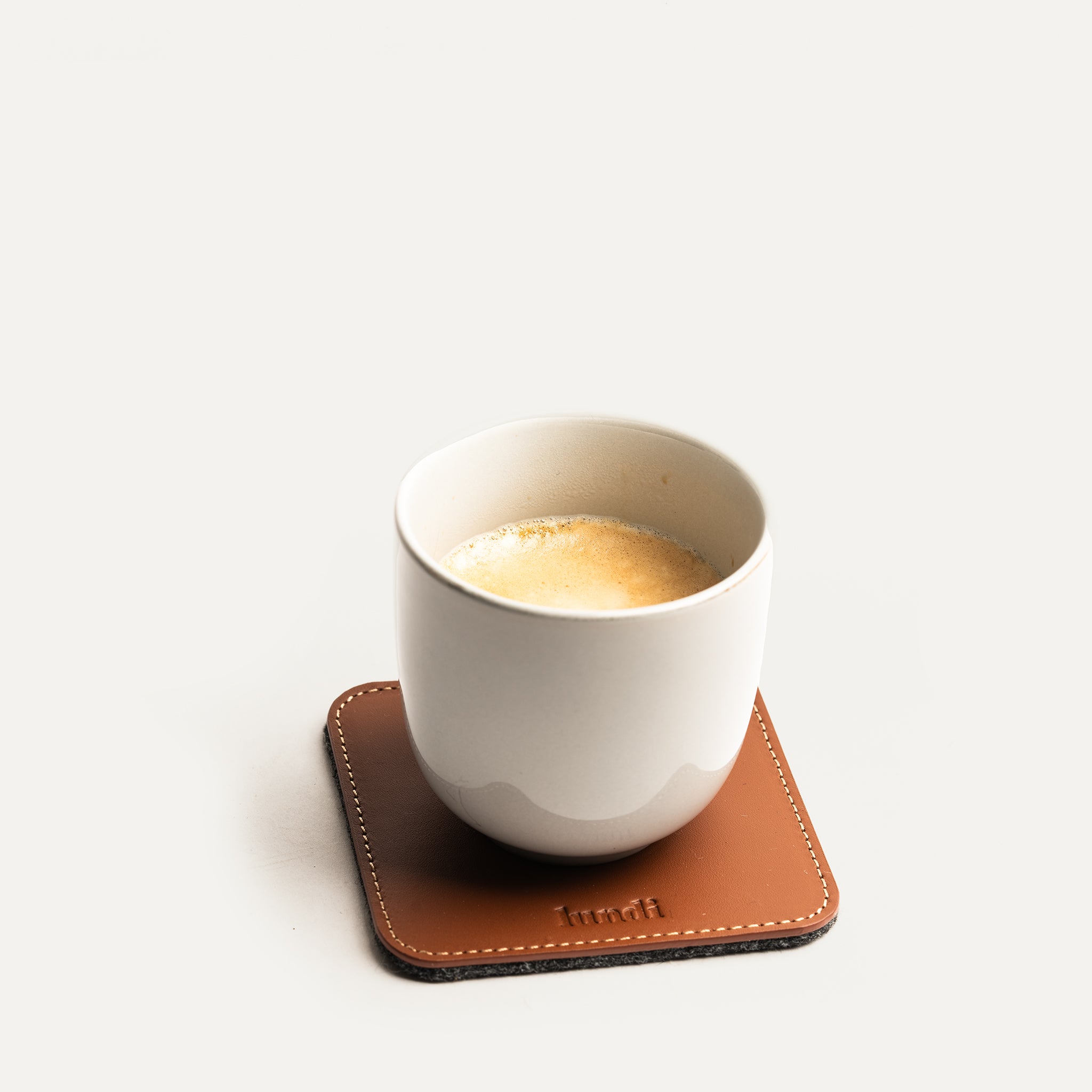 Dessous de tasse à personnaliser, modèle IVO en cuir cognac.